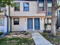 Building Photo - Well Maintained 2 BR/1BA Townhome Convenie...