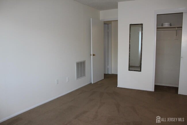 Building Photo - 820 Edison Glen Terrace