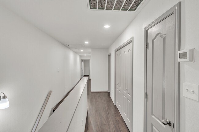 Building Photo - 204 Welland Dr