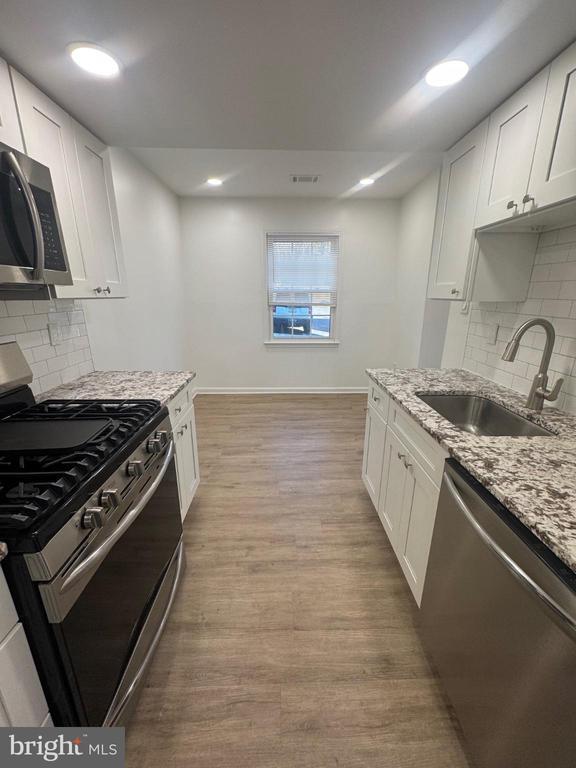 Building Photo - 2070 Mayflower Dr