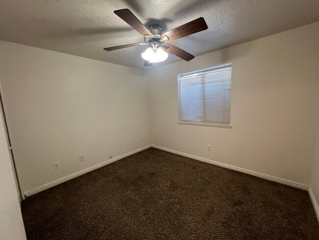 Building Photo - 461 E Cobblecreek Dr