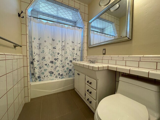 Building Photo - Charming 3-Bedroom Home with Fresh Interio...