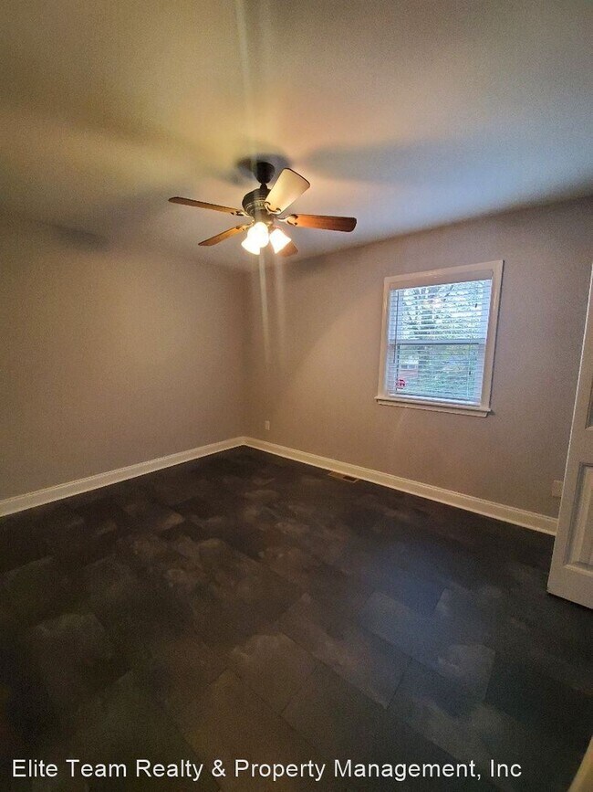 Building Photo - 2 br, 1.5 bath House - Cemetery St 309 Unit D