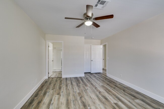 Building Photo - Stylish 2-Bedroom Townhome in Henderson!