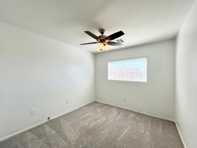 Building Photo - SPACIOUS 4BD/2.5BA HOME IN ALIANTE W/ FRESH PAINT, NEW FLOORING