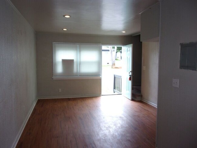 Building Photo - 1st Month Rent Free Move In Special - 2 Be...