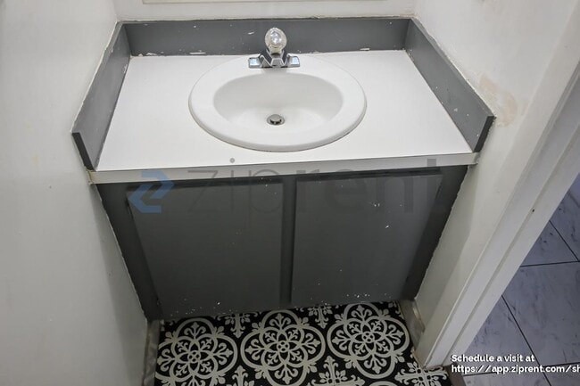 Building Photo - 9761 Riverside Dr