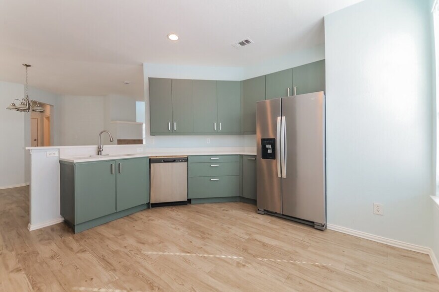 Building Photo - 9867 Walnut Hill Dr
