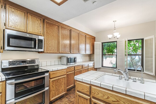 Building Photo - Two Primary Suites w/ Bonus Room l Prime L...
