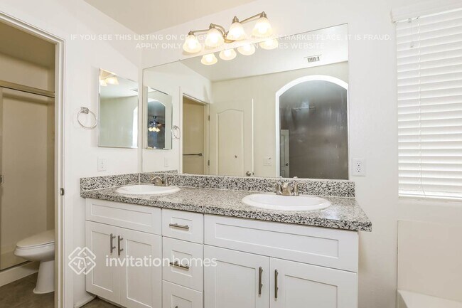 Building Photo - 1618 E Daniella Dr