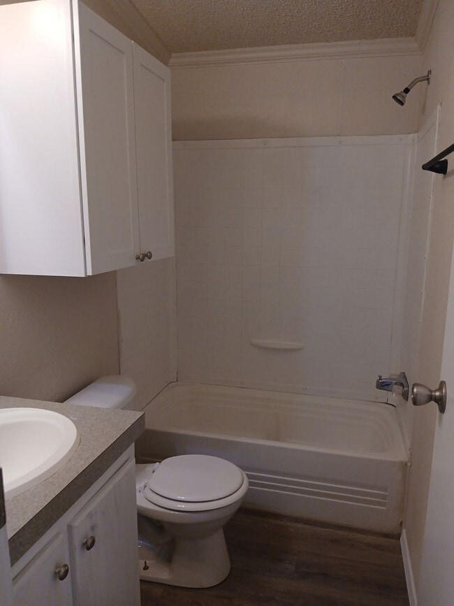 Building Photo - Charming and comfort in this 2-bedroom, 2-bath home