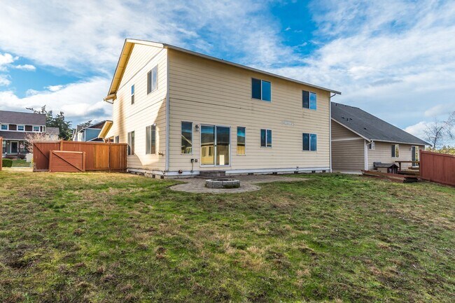 Building Photo - 5-Bedroom Home with Primary Bedroom on Main Floor