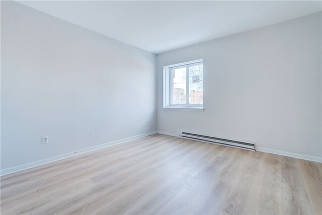 Building Photo - 404 Main St