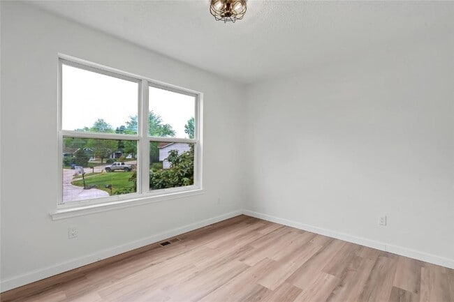 Building Photo - 802 Notre Dame Dr