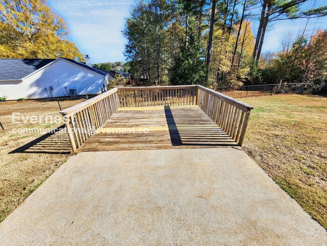 Building Photo - 511 White Oak Dr