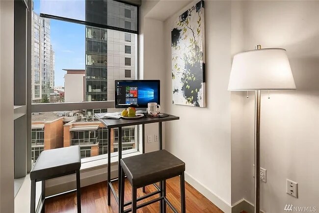 Building Photo - 10610 NE 9th Pl