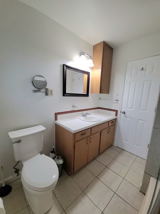 Building Photo - West 20th Apartment in Great Location