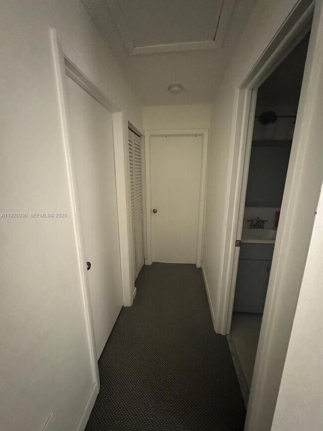 Building Photo - 10161 SW 137th Ct