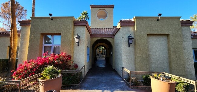 Building Photo - Fully furnished-full Sphere view