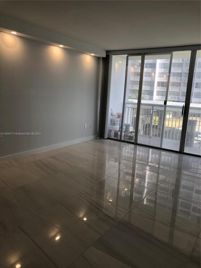 Building Photo - 18051 Biscayne Blvd