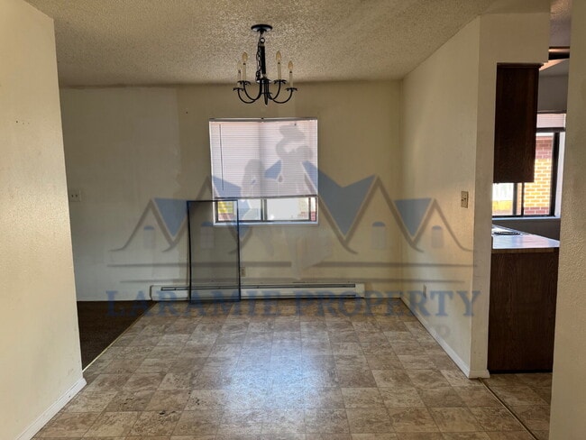 Building Photo - 4 Bed 1.5 Bath Townhouse Style Apartment