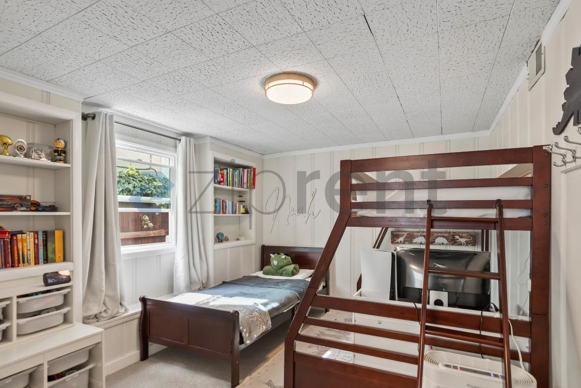 Building Photo - 1337 Acacia St