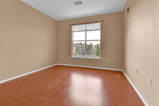 Building Photo - $2,195.00, 2 bed, 1 .5 bath located in Aur...