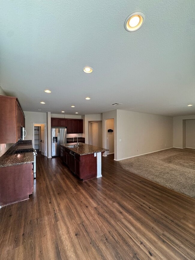 Building Photo - Spacious 3-Bed Lakeview Home with Loft & Community Amenities