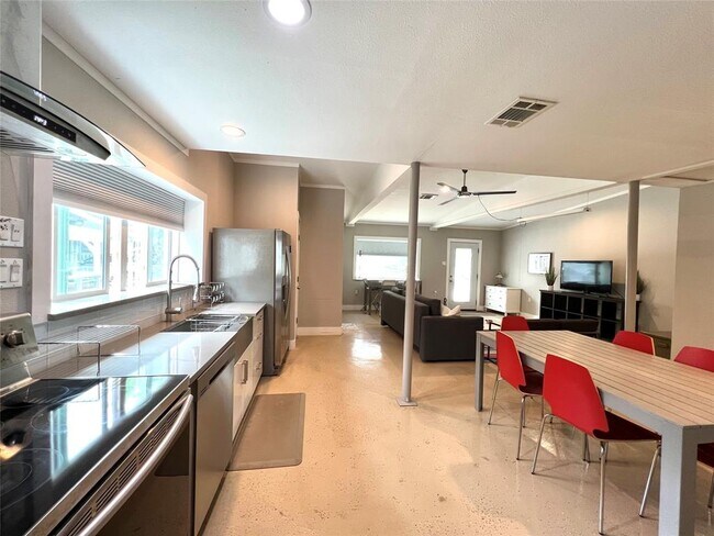 Building Photo - 3500 Del Robles Dr