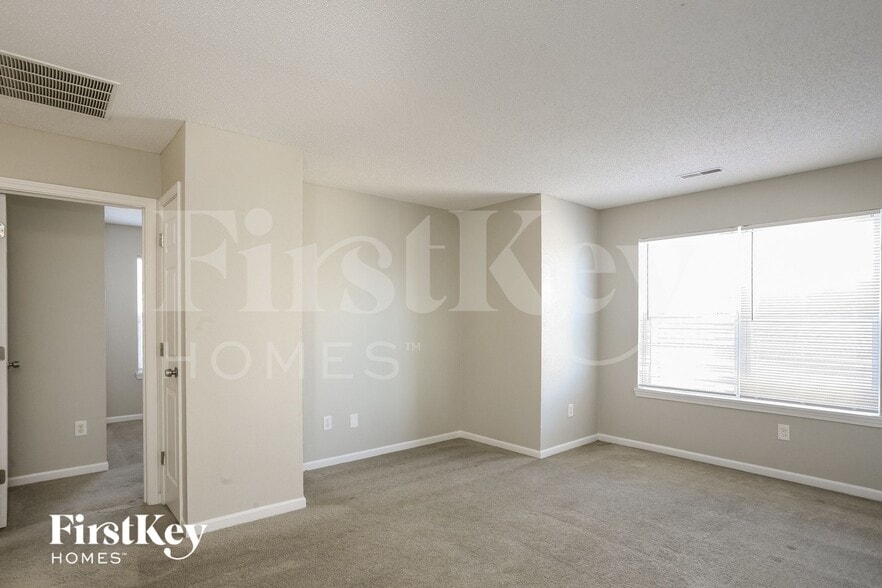 Building Photo - 1451 Round Lake Rd