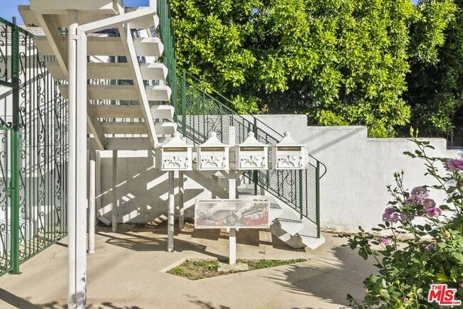 Building Photo - 15529 Moorpark St