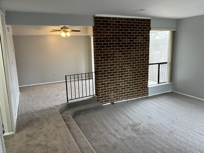 Building Photo - Spacious 1 Bedroom Adjacent to METRO