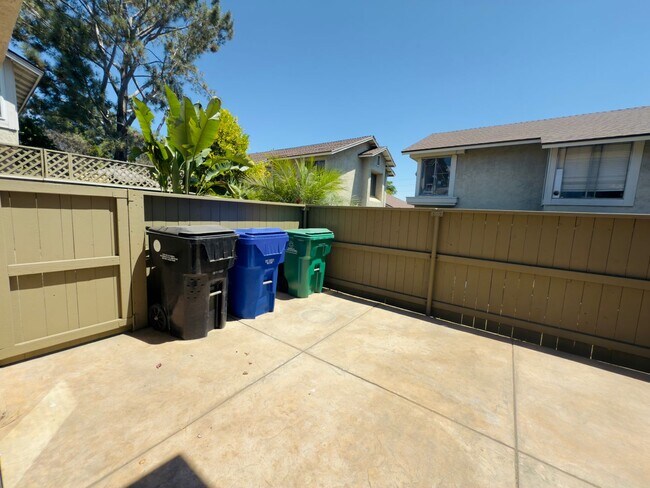 Building Photo - Charming 3-Bedroom Townhome Just Off the 5...
