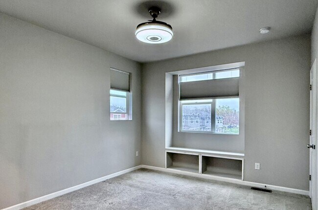 Building Photo - Wonderful End Unit 2 Bed/2.5 Bath Townhome...