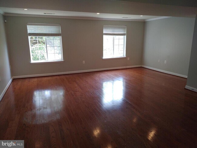 Building Photo - 4123 S Four Mile Run Dr