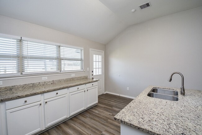 Building Photo - 946 Oak Falls Dr