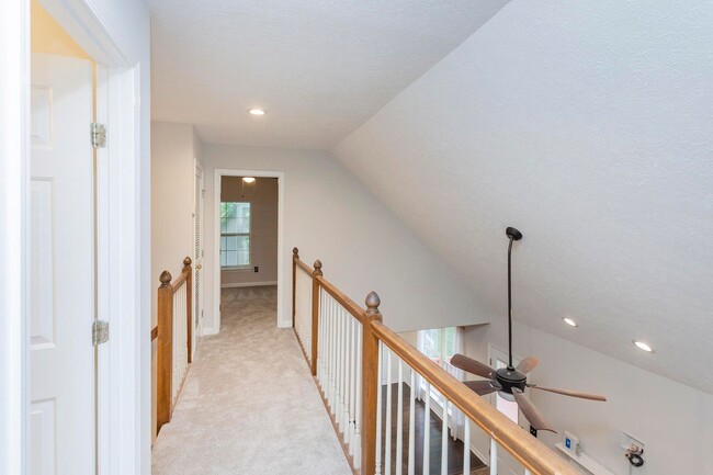 Building Photo - 105 Redbud Dr