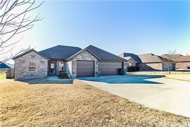 Building Photo - 3 bedroom in sought after West side of Fayetteville