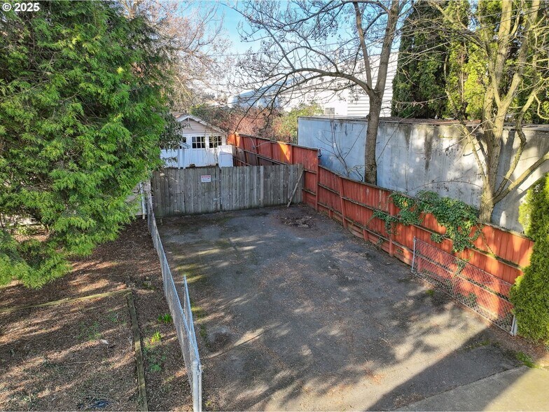 Elongated driveway for 3+ cars and garage - 8921 SE Washington St