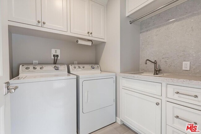 Building Photo - 4211 W Toluca Lake Ln