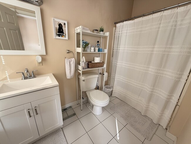 Building Photo - 506 E 8th St