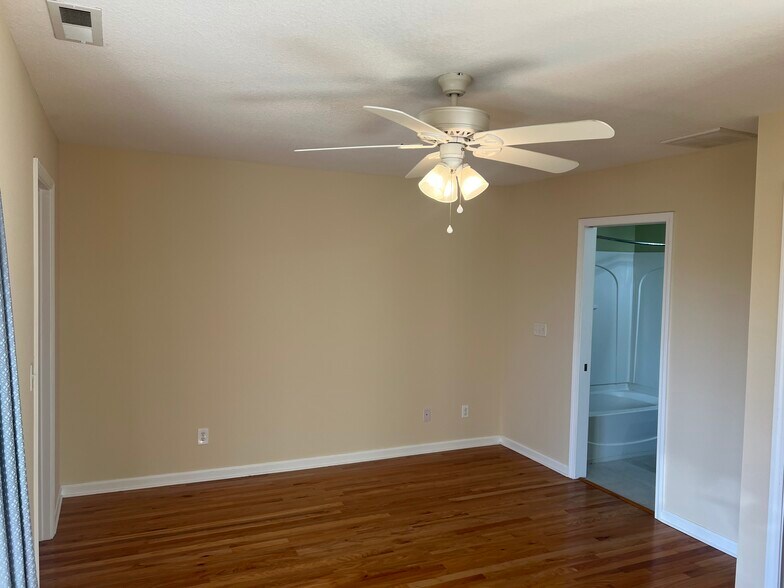 Master bedroom - 43 Rotunda Cir