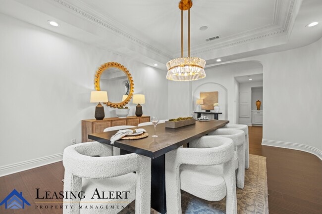 Building Photo - 5011 Hayvenhurst Ave