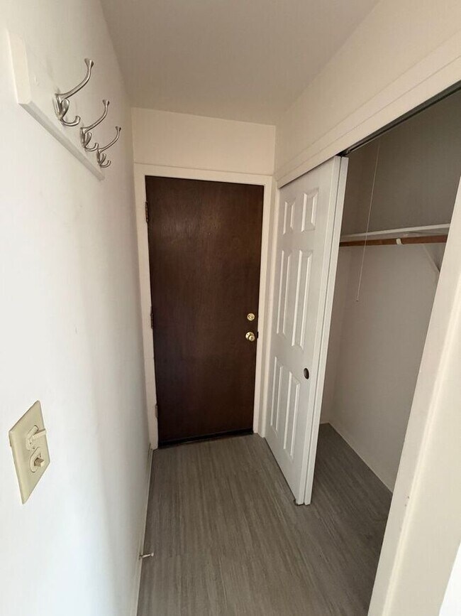 Building Photo - 5612 6th Ave