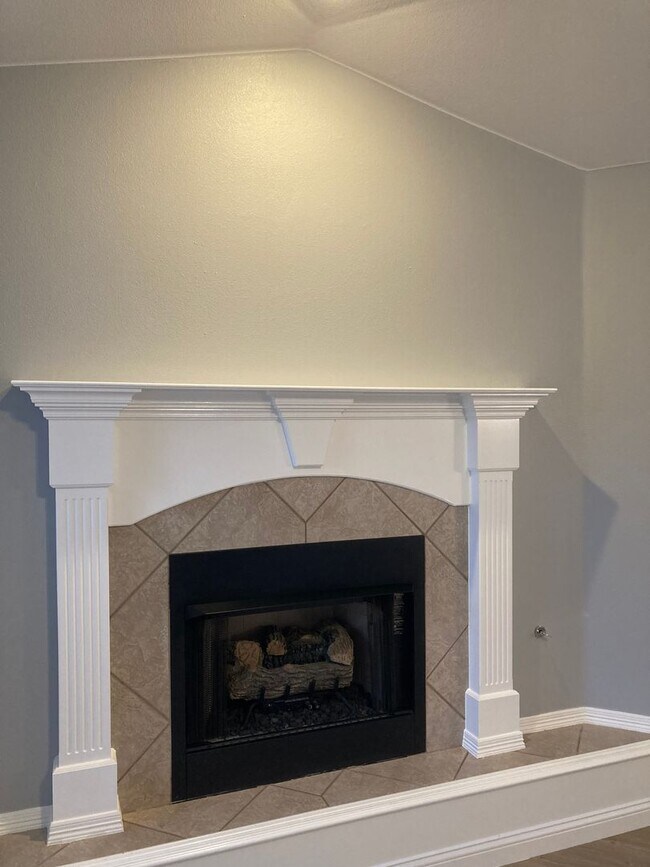 Building Photo - 3 bedroom 2 bath modern style home minutes from Centerton Main!!