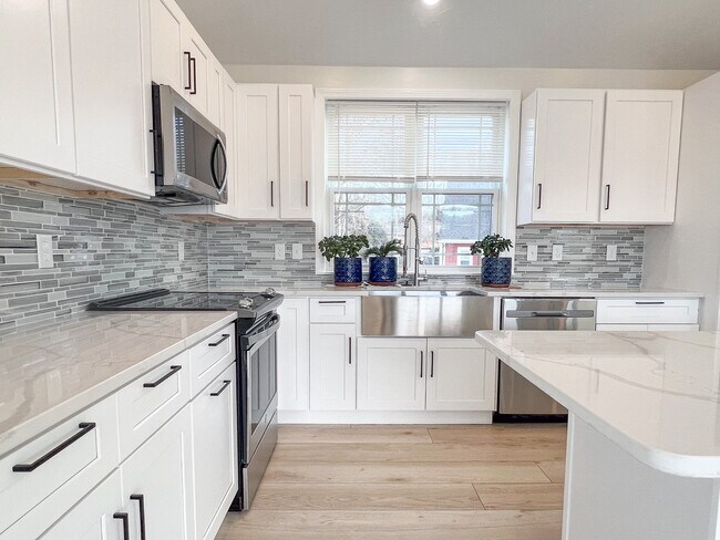 Building Photo - 194 Commercial St