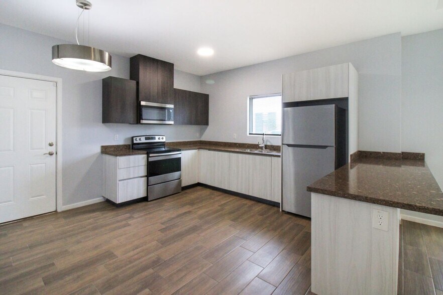 Building Photo - 3601 Fuerte Ave