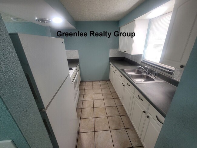 Building Photo - Cute 1/1 Apartment with Tile Floors & Private Patio!!
