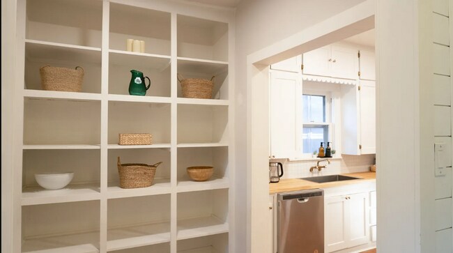 Building Photo - 3 Bed | 1 Bath Near Downtown Tulsa!