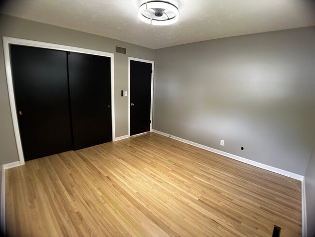 Building Photo - 211 Lakewood Dr